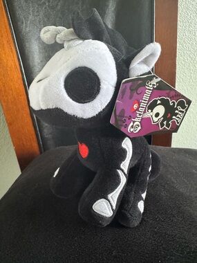 NWT Bonita Skelanimals Black & Gray Plush unicorn with Red Heart